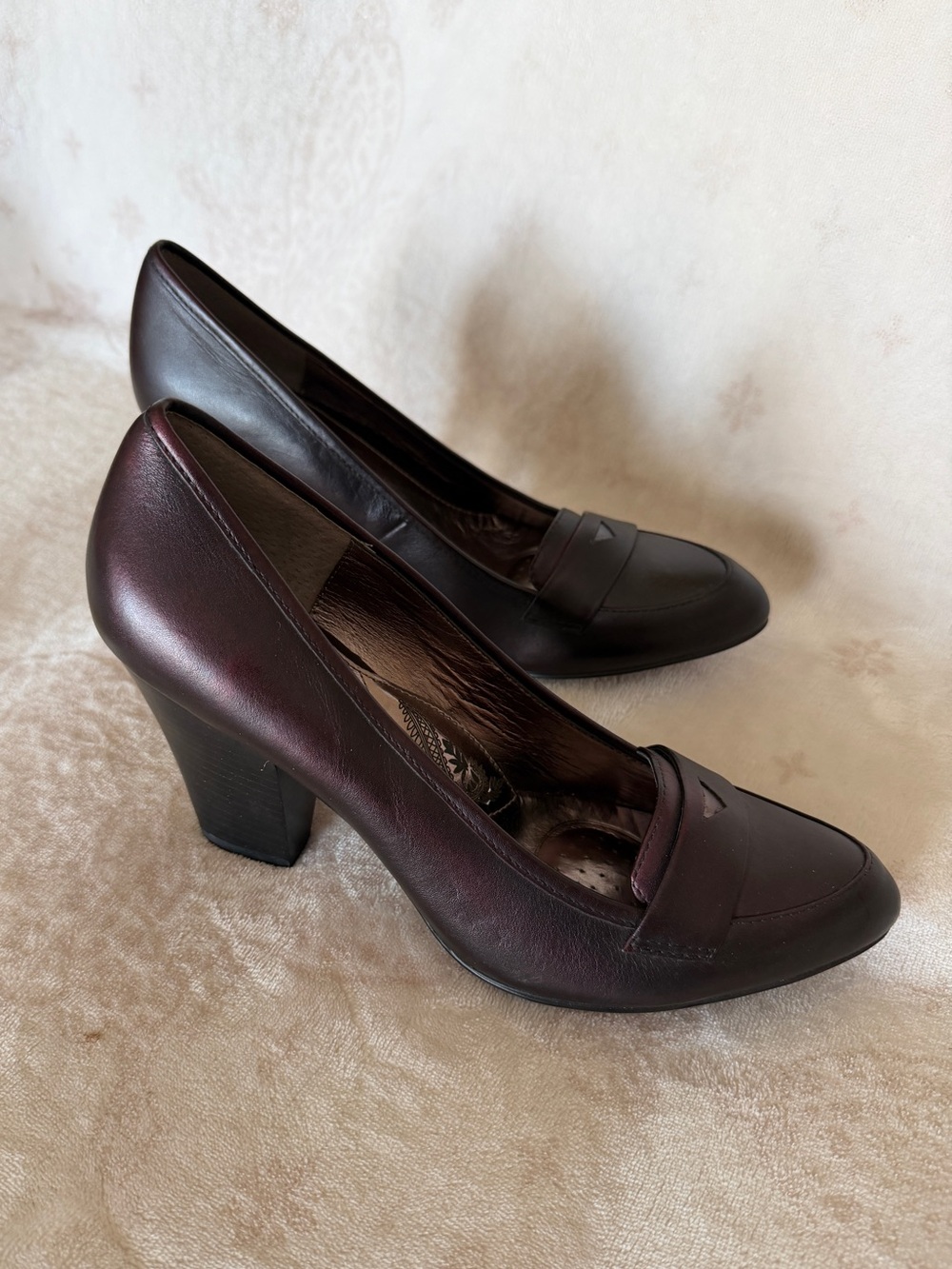 NWOT: Söfft Women's Leather Loafer Pumps - metallic burgundy - Size 11